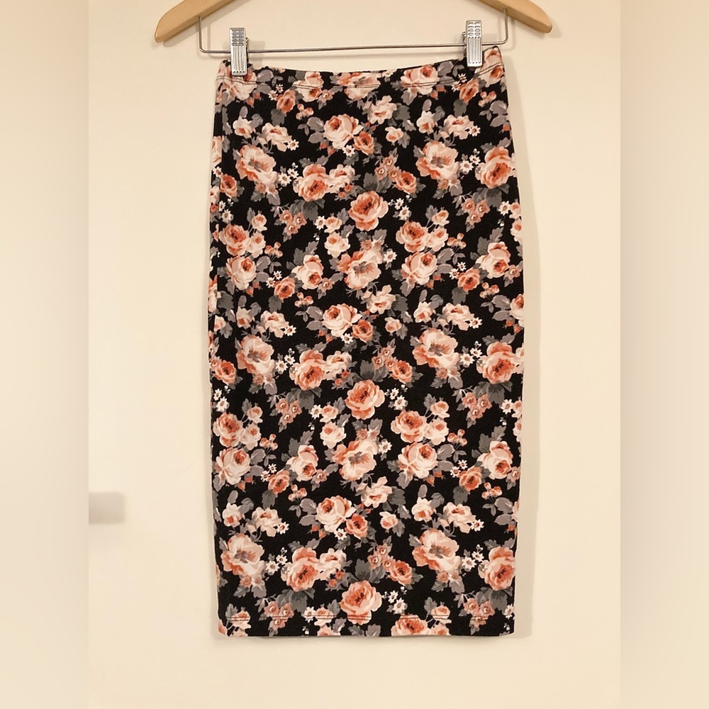 Forever 21 Dark Floral Pencil Skirt Black & Peach Pink Fall Fitted Skirt Size S